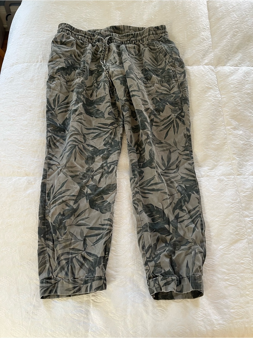 Women’s size small Leaf-Print Casual Pants